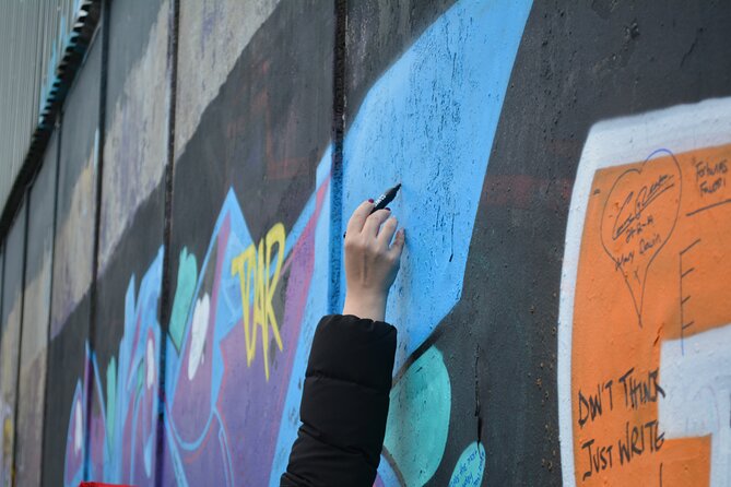 Private 1 Hour Belfast Taxi cab Tour - Peace Wall stops: a dividing line that still has a pulse