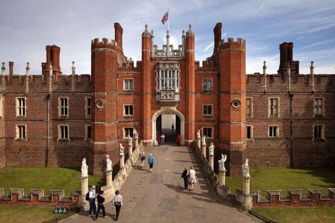 Private Guided Tour of Hampton Court Palace - Why a private Hampton Court Palace guide saves real time