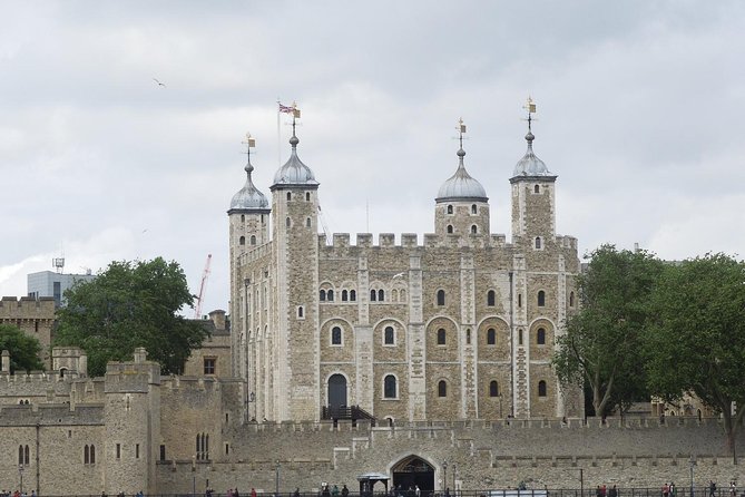Private Tour London Highlights, entries Westminster Abbey, The Tower of London - Parliament Square, Big Ben views, and moving through the City