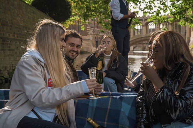 Punting Tour in Cambridge - Queens’ College, the Mathematical Bridge, and the chapel moment