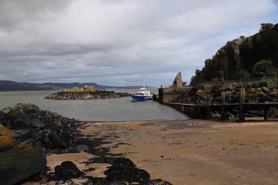 Queensferry: Sightseeing Cruise to Inchcolm Island - Inchcolm Island: a compact dose of monastic ruins and coastal calm