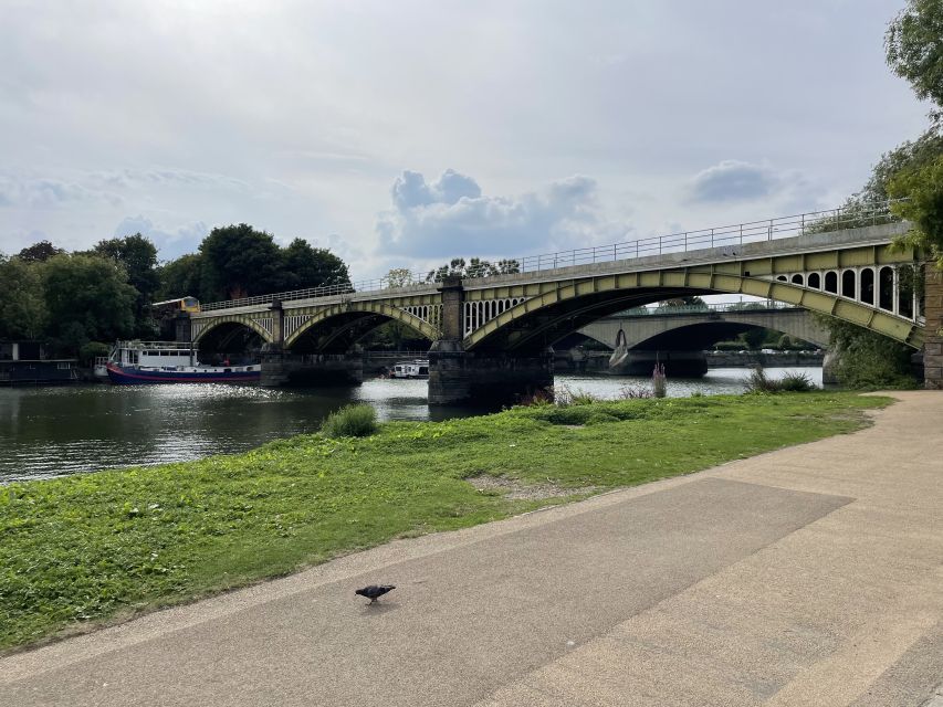 Richmond: Ted Lasso Guided Walking Tour - What to bring and how to handle rain or mud