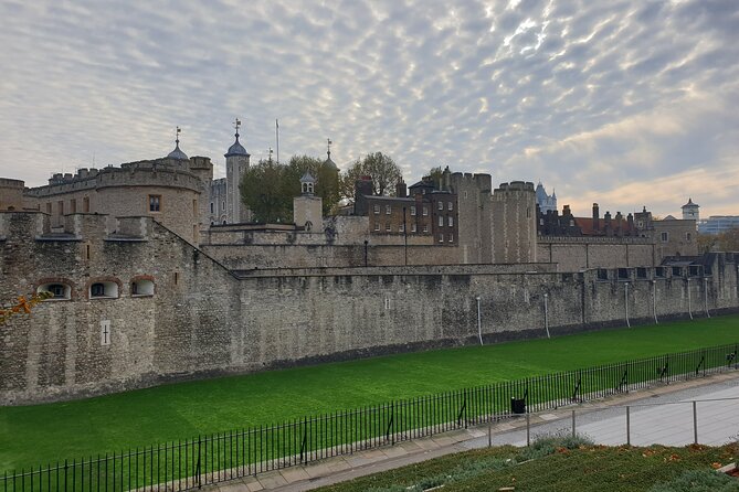 Roman Ruins to Blitz Bombings: A Walking Tour of London's Fiery History - Meeting at Trinity Square, ending at Fleet Street
