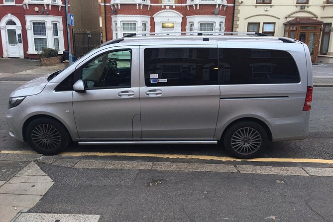 Round Trip Taxi Transfer - Gatwick Airport To & From London - Getting to London with air-conditioned comfort and a full hour to breathe
