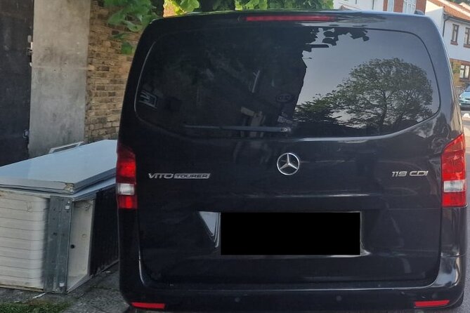 Round Trip Taxi Transfer - Luton Airport To & From London - How pickup works, from your flight to the name board at Costa Coffee