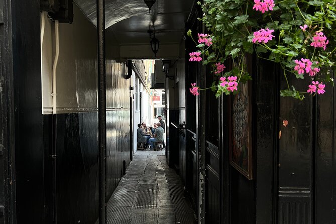 Royal Historic Pubs Walking Guided Tour in London - Guides Who Turn A Walk Into A Conversation