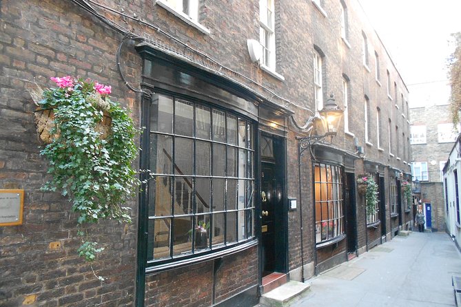 Secret Walking Tour of Central London - Trafalgar Square: The Tiny Police Station Mystery