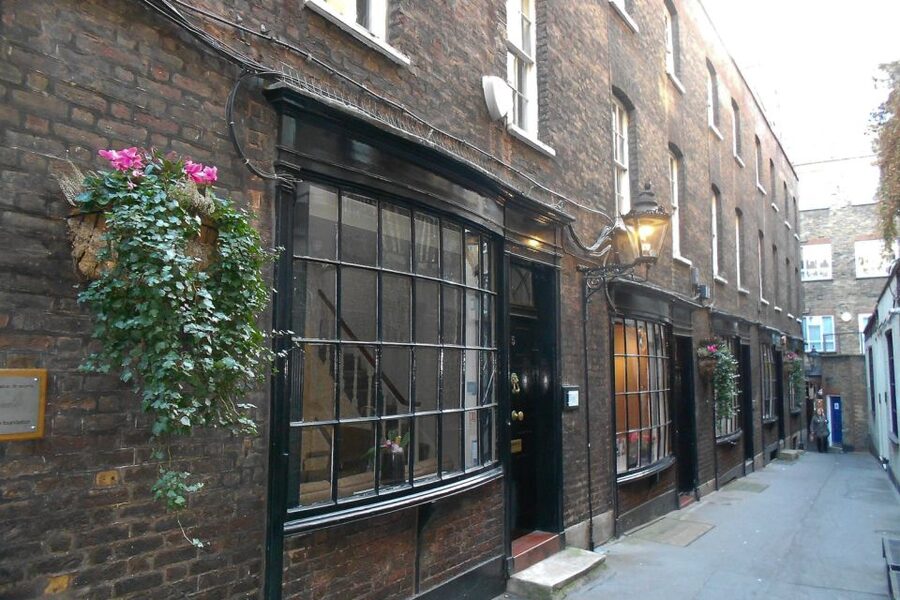 Secrets of London Walking Tour - A 90-minute route that makes side streets feel like a story