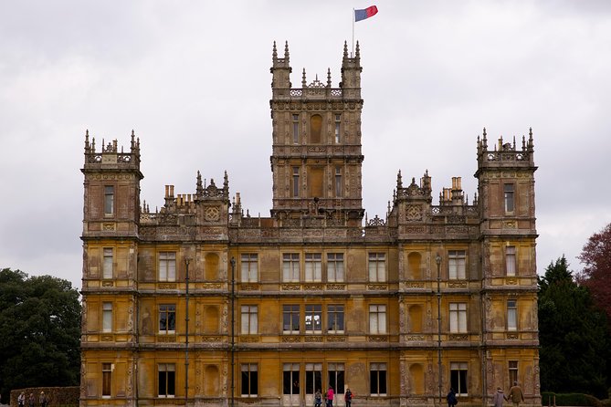 Shared Group Downton Abbey and Highclere Castle Tour from London - Stop 1: Cogges Manor Farm, farmhouse scenes and a caffeine break