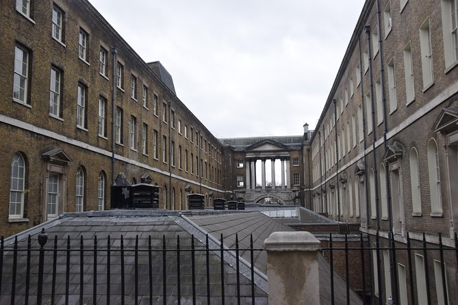 Sherlock Holmes Walking Tour in London - What this tour emphasizes, books vs. screen