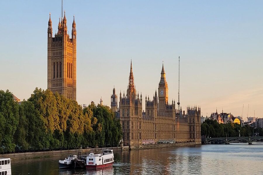 Skip-the-Line London Westminster Abbey Guided Tour in German - Big Ben and Parliament views, quick stops with real context