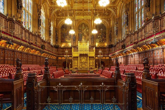 Skip the Line Parliament & Westminster Abbey Fully-Guided Tour - Headsets and group control in a crowded part of London