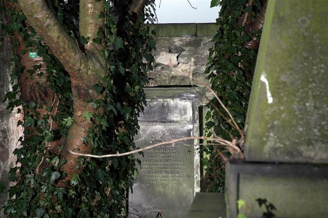 Small Group Edinburgh Underground Vaults & Graveyard Ghost Tour - Canongate Kirkyard: Edinburgh’s big names in a haunted cemetery
