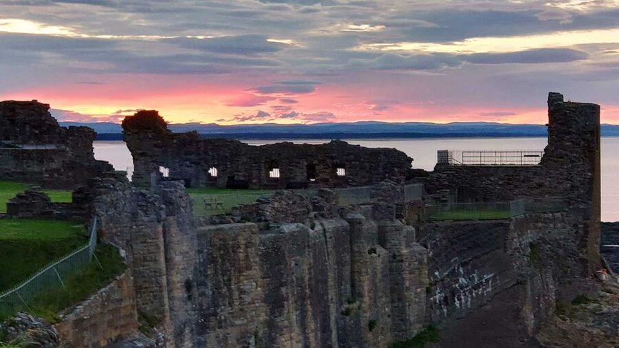 St Andrews: Guided Walking Tour, 12pm, 2pm daily - Medieval history stops and school streets that add color