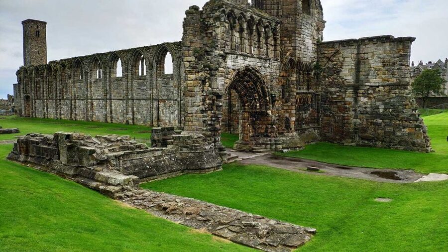 St Andrews: Guided Walking Tour, 12pm, 2pm daily - The Pends and the harbour, where the town turns outward