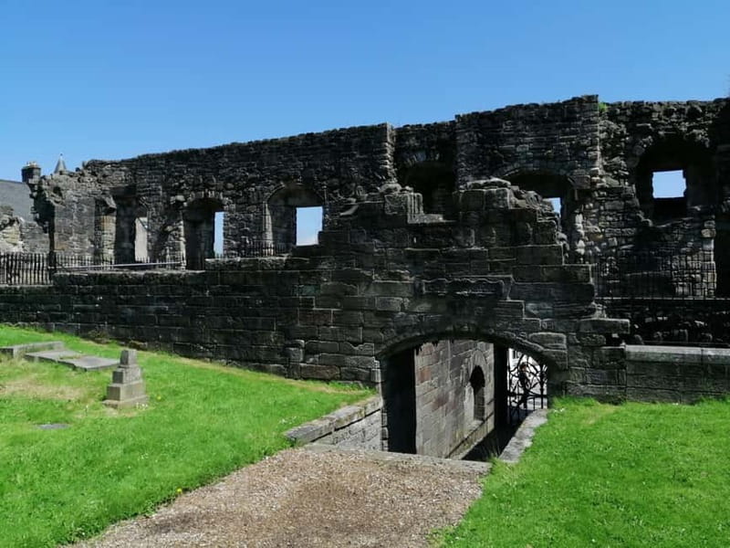 Stirling: Daily Guided Walking Tour (11am & 2pm) - The $19 value: what you get for your time