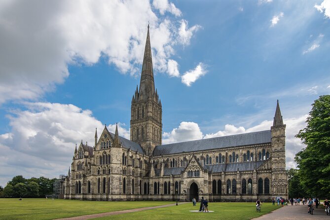 Stonehenge and Salisbury Cathedral Private Tour from Southampton - Comfort, luggage space, and vehicle fit for small groups