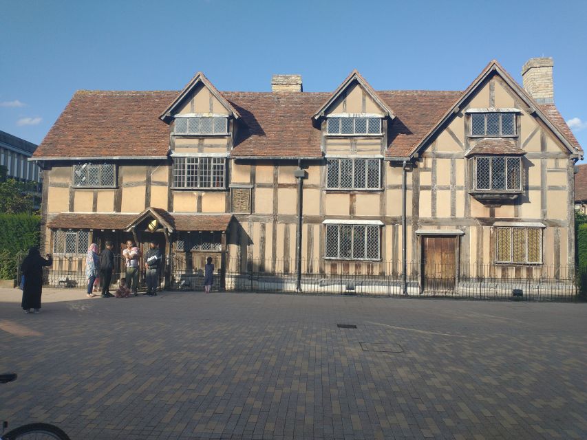 Stratford-Upon-Avon: The Famous Walk Talk Show - Where you meet at the Royal Shakespeare Theatre, and how not to lose the group