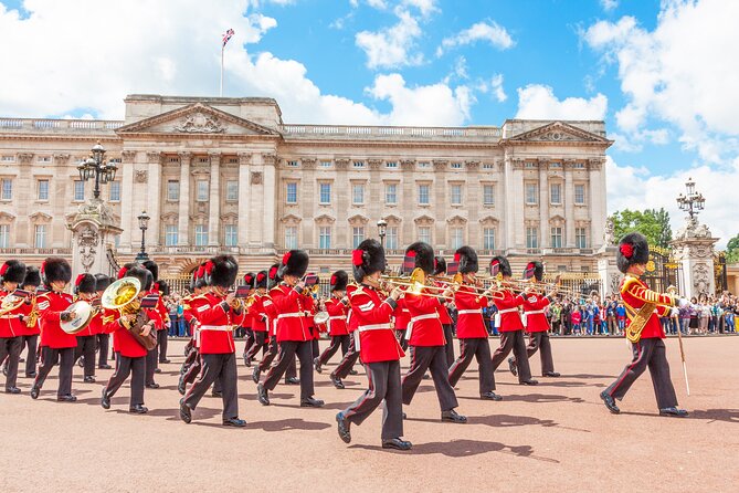 The Changing of the Guard Tour and Buckingham Palace - Why This Changing of the Guard Tour Is Worth Paying For