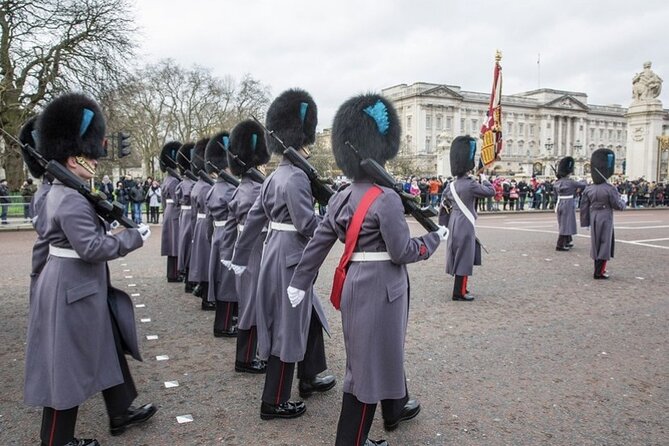 The Changing of the Guard Tour and Buckingham Palace - Weather, Crowds, and What to Pack for Realistic Guard Viewing