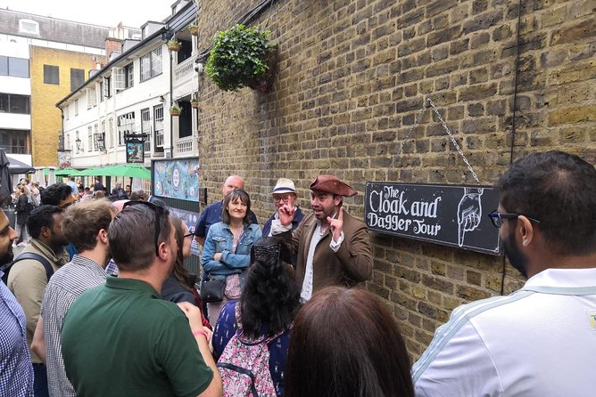 The Cloak and Dagger Tour in London - Stop 1: the George Inn, where the story starts