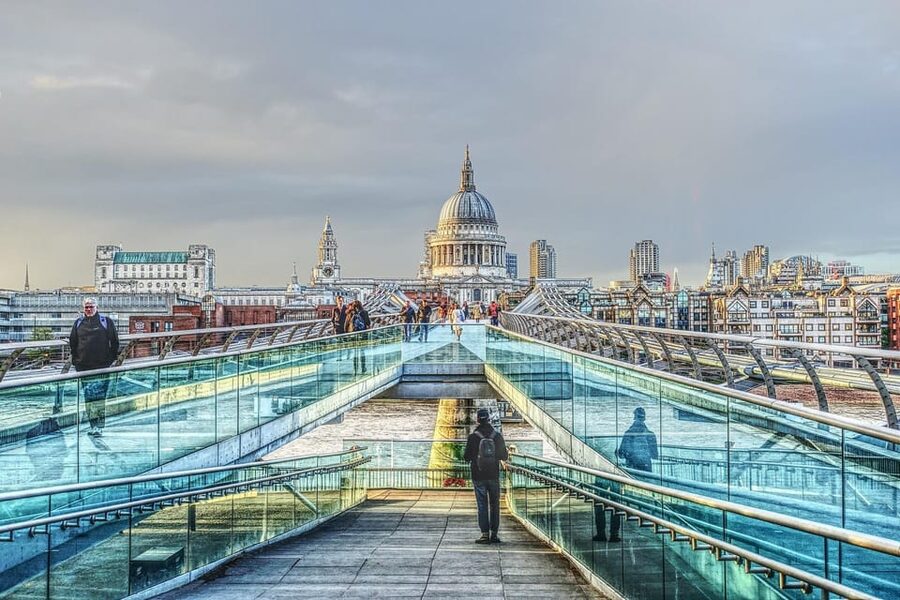 The most complete and exclusive Harry Potter tour in London - Entering the Wizarding World at King’s Cross