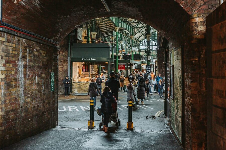 The most complete and exclusive Harry Potter tour in London - Platform 9 3/4: the shop stop and the photo reality check
