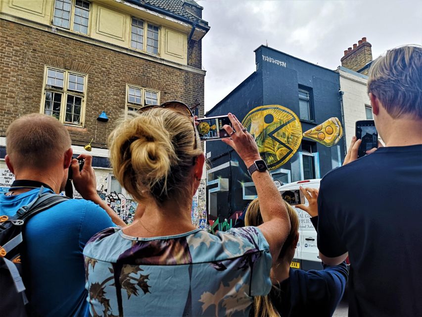 The Original London Street Art Tour (French) - Where you start: Old Spitalfields Market and the white goat statue