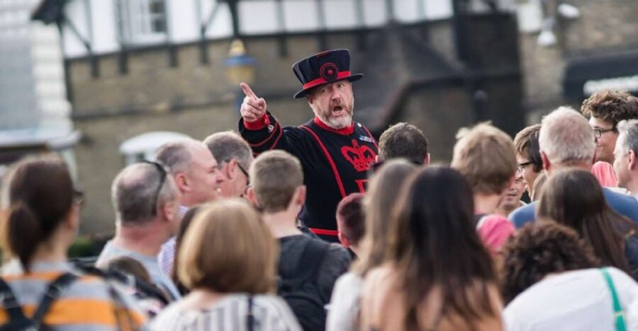 Tower of London: Early Access with Crown Jewels & Beefeaters - Free Time in the White Tower and Wards