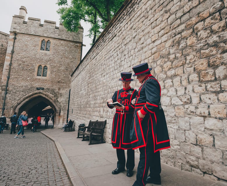 Ultimate Tower of London, Beefeater Welcome & Crown Jewels - Battlements and the stuff you can feel in your feet