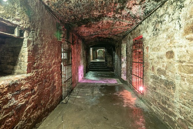 Underground Vaults Walking Tour in Edinburgh Old Town - Start at Lawnmarket, then walk the Old Town flavor before you go underground