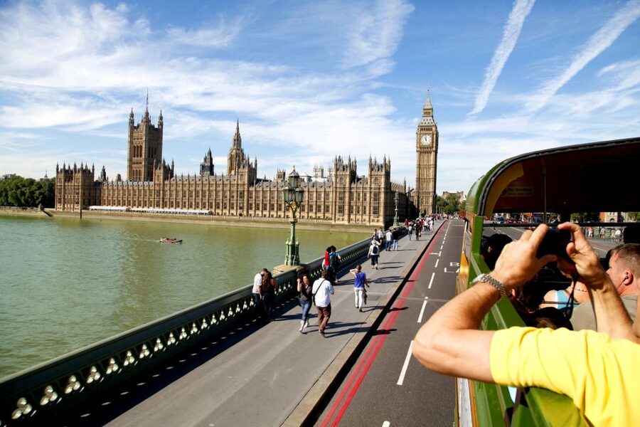 Vintage Double Decker Bus Tour & Thames River Cruise - Group energy and the role of the guide