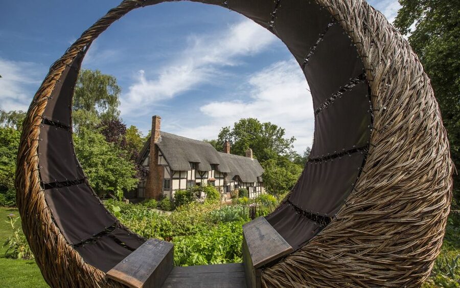 Warwickshire: The Explorer Pass by Shakespeare's England - How the QR code pass works at the attractions