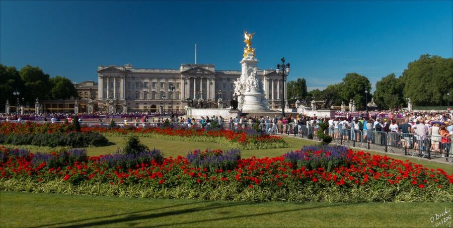 Windsor Castle and Buckingham Palace Full-Day Tour - Royal Garden Walk and Views of the 19th-Century Lake