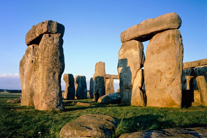 Windsor, Stonehenge and Bath Day Trip from London Spanish - Stonehenge: walking the stones and using the visitor center fast