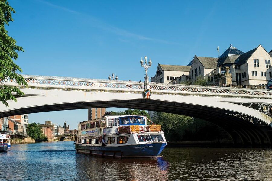 York: Daytime Sightseeing Boat Cruise with Live Commentary - The bar on board: what you can order and how it changes the vibe