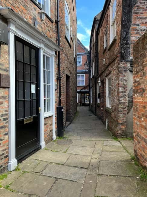 York’s Snickelways Story Walking Tour - Meeting on High Petergate, and how to spot your guide fast